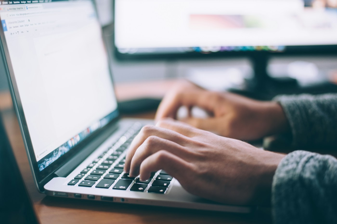 Professionista al lavoro su un computer portatile